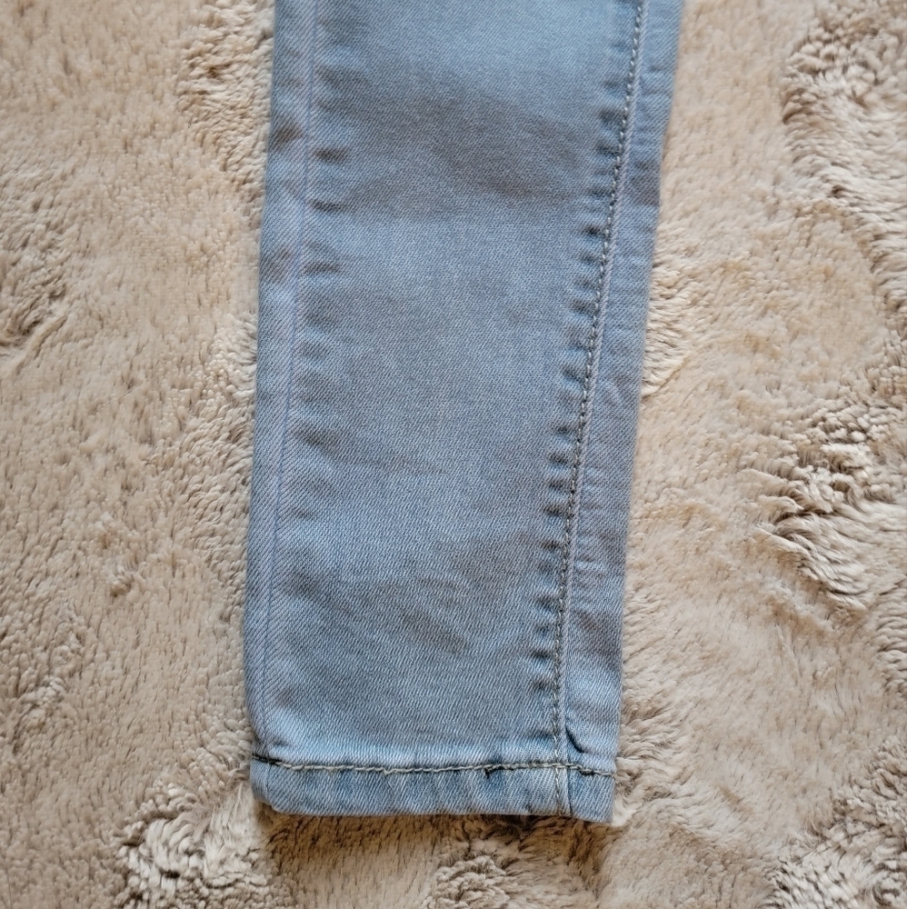 PrettyLittleThing Light Wash Open Distress Thigh 5Pocket Skinny Jean NWT 4 - Picture 7 of 16